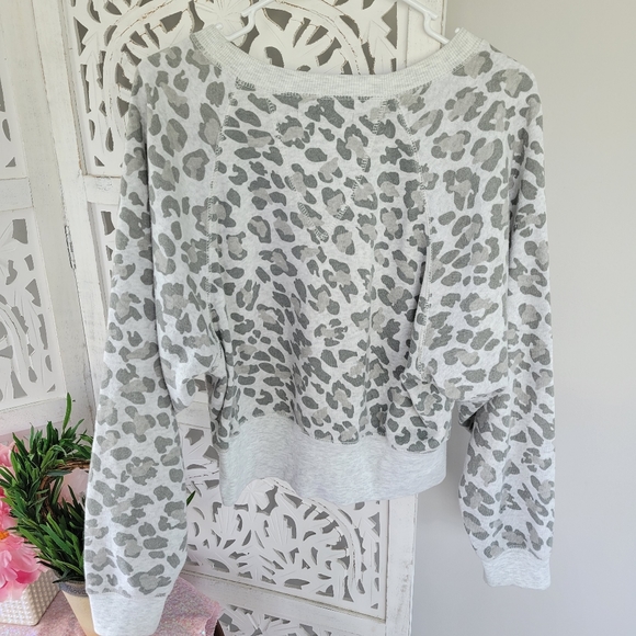 🔥🔥3/$15 Ocean Drive Gray Leopard Crop Pullover - Picture 2 of 4